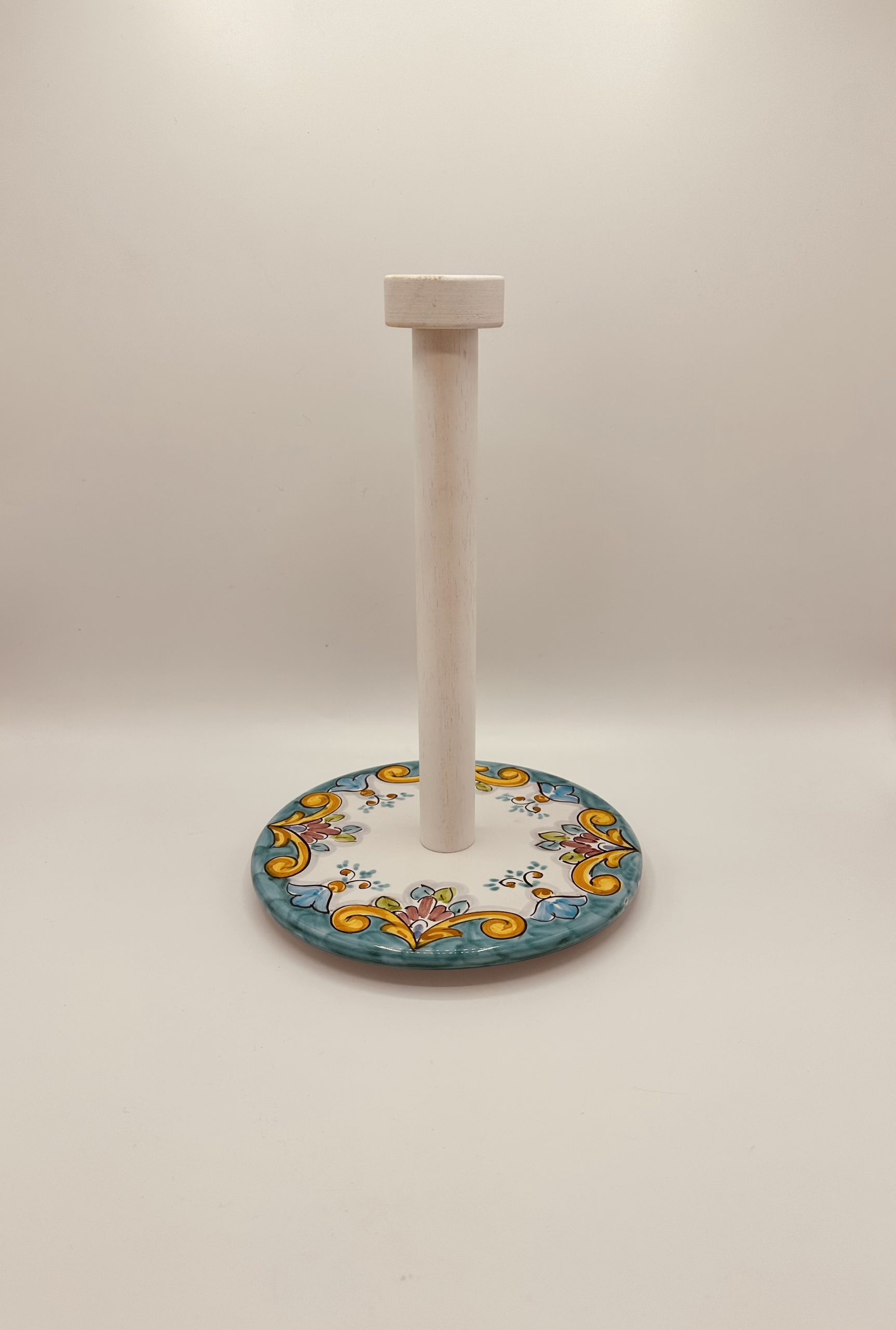 Farfalla fondo lilla decoro margherite in Ceramica di vietri dipinta a mano. disponibili in diverse dimensioni